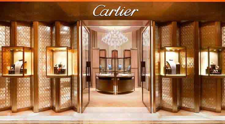 Curved jewelry showcases in attractive jewelry store design Ujoy